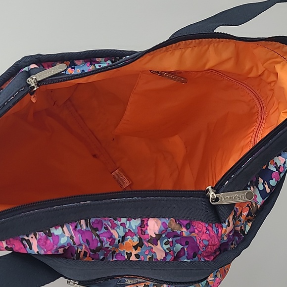 Le Sportsac medium travel tote in magnificent watercolor print - Picture 10 of 12